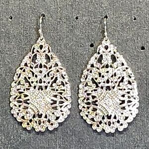 ✨ Silver Filigree Teardrop Crystal Dangle Earrings ✨